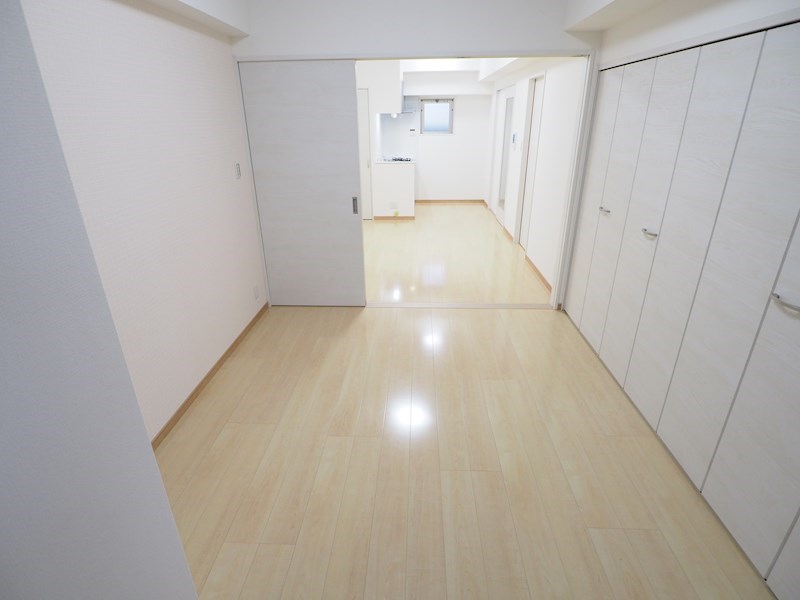 クレスト南小倉 オシャレな室内。収納も横広です。