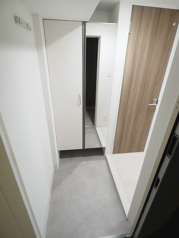 Mys Casette Kokura（ミースカセッタ小倉） 玄関前に鏡があるのは嬉しいですね。